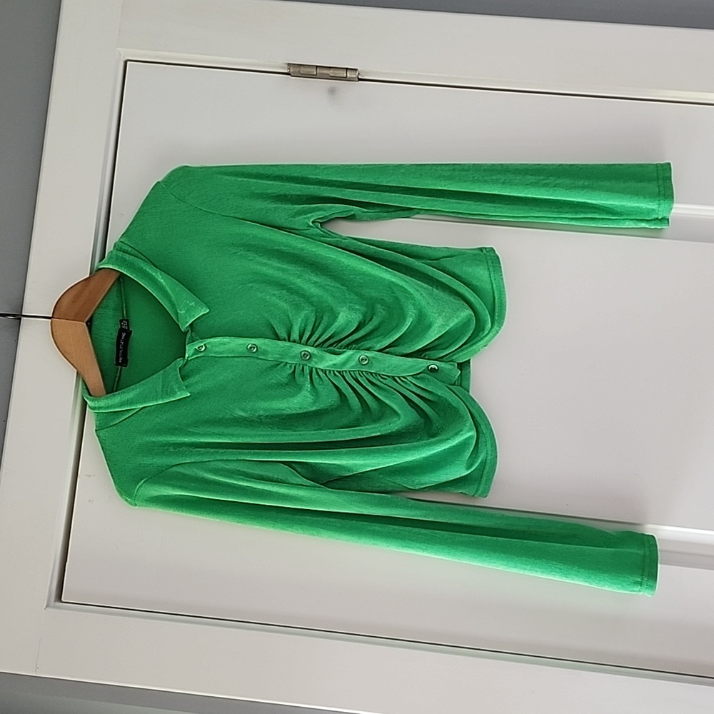 Pretty Little Thing button front, ruched kelly green blouse!